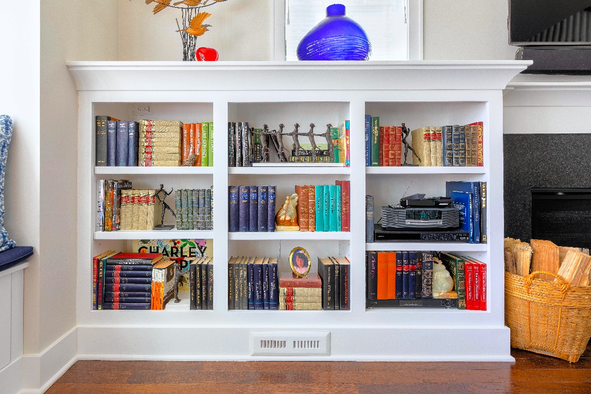 BINA17062-LIVING-ROOM-CUSTOM-BOOKSHELVES