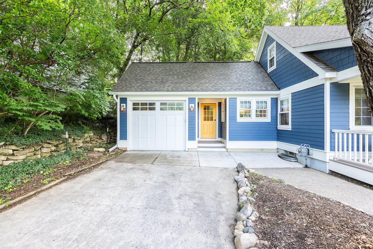 ADAMS18009-EXTERIOR-FRONT-GARAGE-MUDROOM-ADDITION